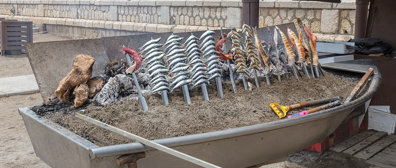 Espetos met gegrilde vis in Málaga