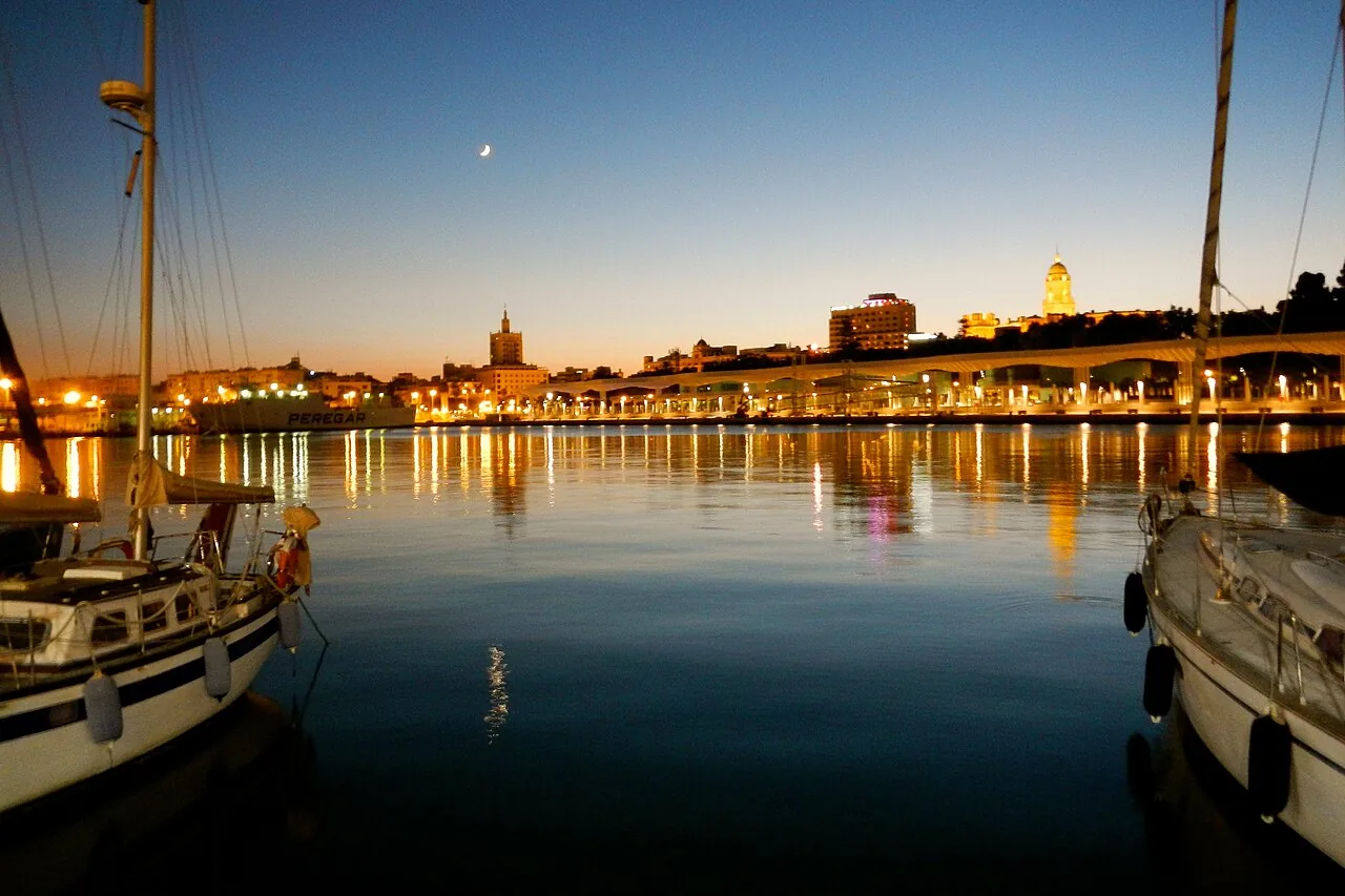 Haven van Málaga bij avondlicht